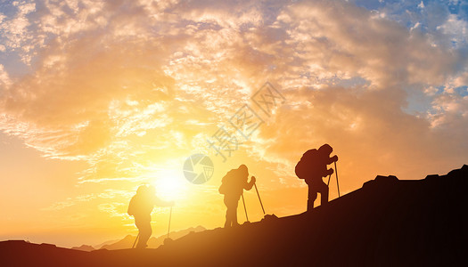 团结登山拥抱天空剪影高清图片