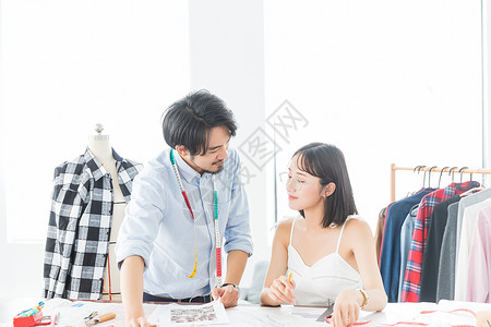 服装设计师讨论纺织高清图片素材