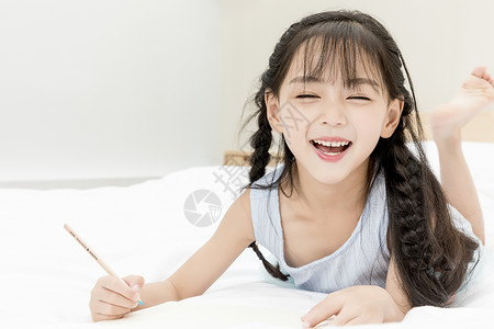 儿童节画画的小女孩高清图片