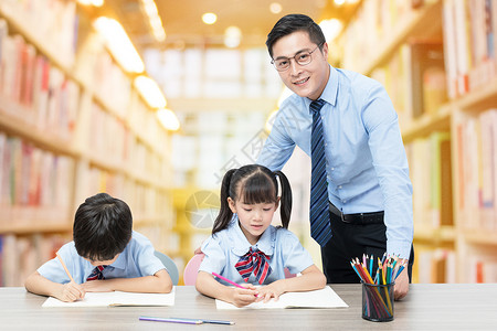 老师辅导小学生学习教育背景设计图片