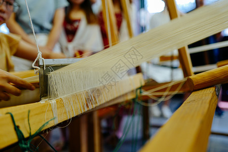 金线条“一寸缂丝一寸金”的缂丝和织丝机背景