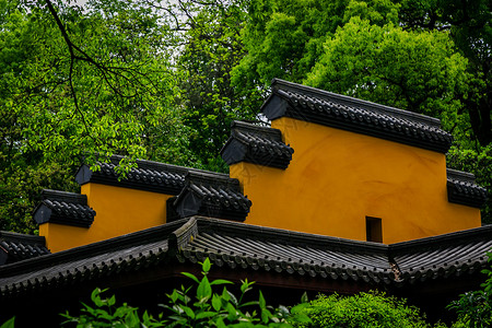 绿茵围绕的杭州灵隐寺古建筑高清图片素材