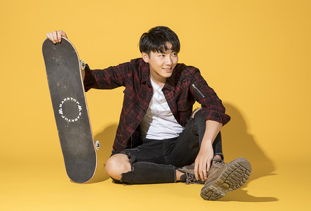 青年男性滑板背景图片