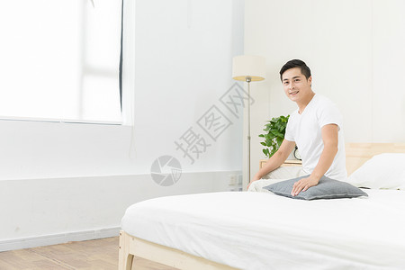 卧室居家男性图片