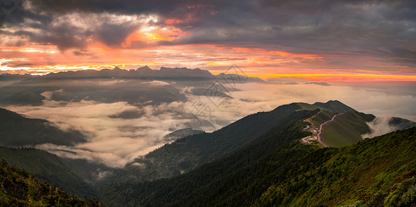 达瓦更扎山顶云海日出全景高清图片