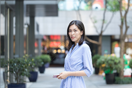 逛街的女孩网红街拍图片素材