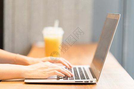 女人玩电脑办公的手背景
