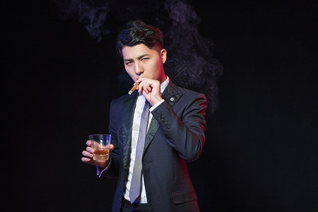 商务男士雪茄喝酒图片