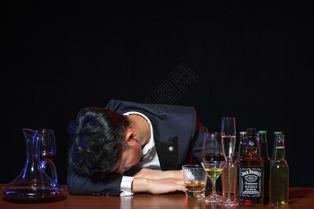 男士喝酒醉酒高清图片