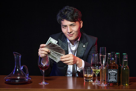 商务男士金融喝酒图片