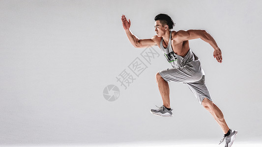 男人跑步跳跃动作高清图片