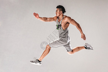 男人跑步跳跃动作高清图片