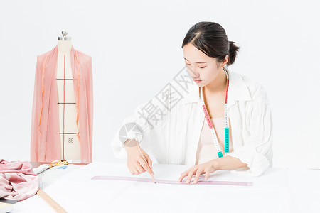 女设计师服装打板背景图片