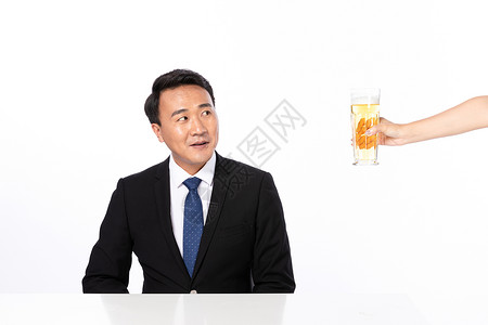 商务男拒绝饮酒高清图片