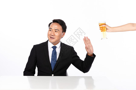 商务男拒绝饮酒高清图片