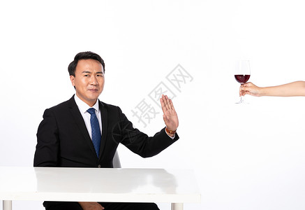 商务男士拒绝饮酒图片