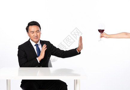 商务男士饮酒商务男士拒绝酒背景