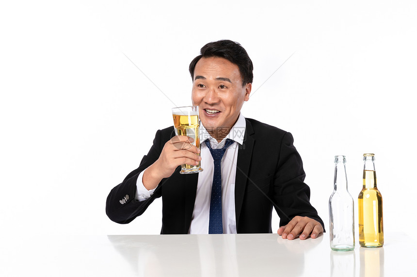商务男喝啤酒形象图片