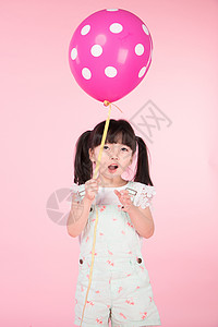 可爱女孩拉着气球背景图片