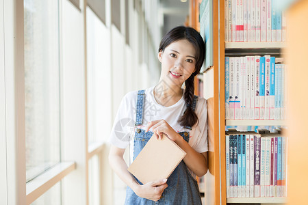 美女写真图书馆看书的同学背景