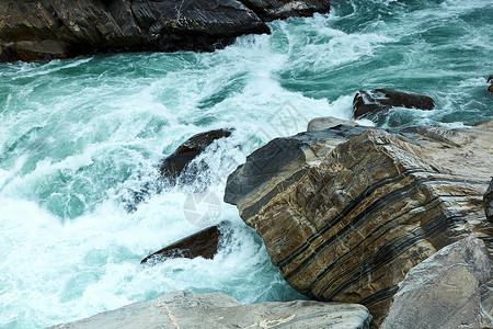 云南旅游展板云南香格里拉虎跳峡水流湍急背景