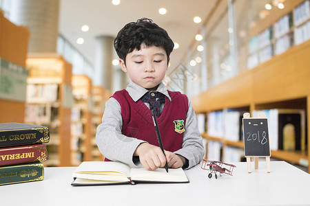 认真写作业图书馆学习的小孩设计图片