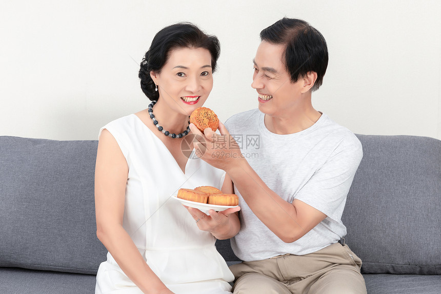 中秋节老年夫妻吃月饼图片