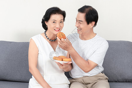 中秋节老年夫妻吃月饼图片