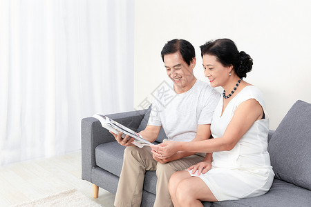 中年夫妇看书背景图片