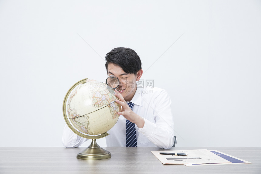 商务男性地球仪图片