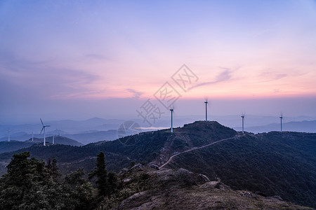 顶风前行霞光下的黄石仙居顶风车和盘山公路背景