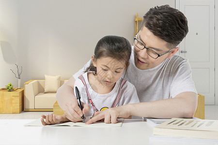 爸爸和女儿春游辅导功课设计图片