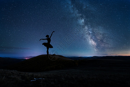 草原晚上星空下的芭蕾舞者设计图片
