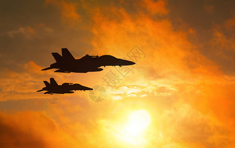 夕阳下飞行的战斗机背景图片