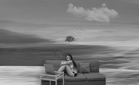 女性沙发喝水孤独空间设计图片