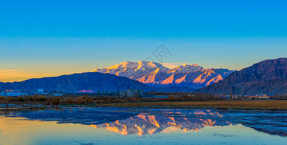 落日照雪山倒影图片