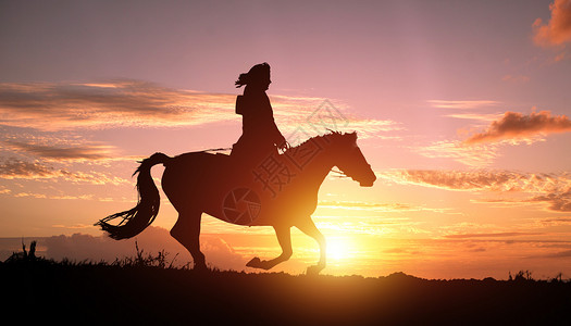 黄昏下骑马女孩的剪影背景图片