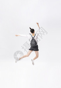 年轻女性跳跃背影图片