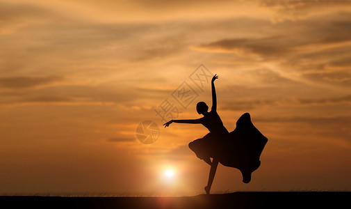 舞蹈舞者夕阳下跳舞设计图片