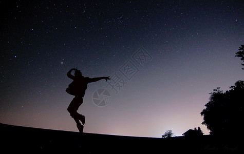 夜空下的舞蹈树木高清图片素材