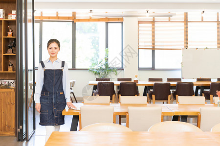 打扫教室卫生咖啡馆女性服务员打扫卫生背景