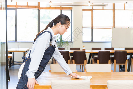 咖啡桌椅咖啡馆女性服务员打扫卫生背景