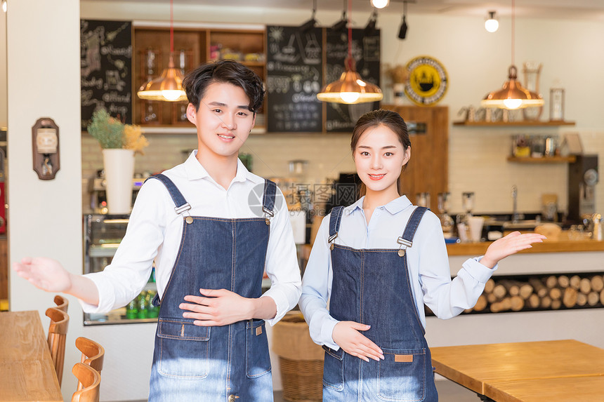 咖啡馆男女服务员欢迎动作图片