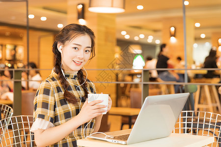 咖啡店美女咖啡店青春女孩用电脑看电影背景