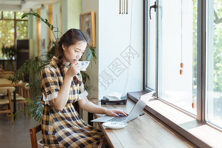 上网安全咖啡馆青春女孩用电脑背景