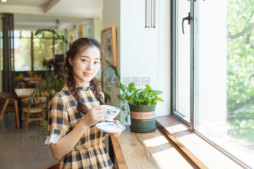 青春美女咖啡馆喝咖啡图片