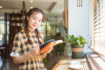 年轻美女咖啡馆青春女孩馆咖啡馆看书背景