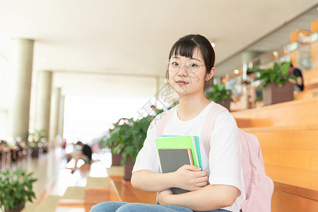 图书馆拿书的女生图片