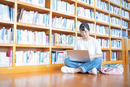 女生图书馆使用笔记本学习的女生背景