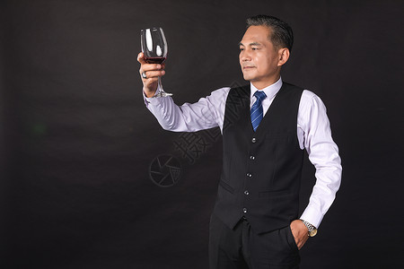 商务成功人士品红酒喝酒高清图片素材